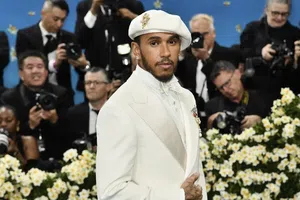 Lewis Hamilton brilla en la Met Gala 2025 con un traje lleno de simbolismo africano