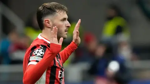 Santiago Giménez: ¿Cuál es su promedio goleador en Champions League y con AC Milan?