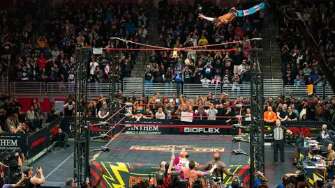 Luchador de TNA se lanza y cae al piso sin protección; video se vuelve viral en redes