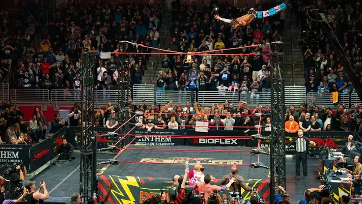Luchador de TNA se lanza y cae al piso sin protección; video se vuelve viral en redes