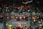 Luchador de TNA se lanza y cae al piso sin protección; video se vuelve viral en redes