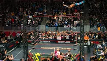 Luchador de TNA se lanza y cae al piso sin protección; video se vuelve viral en redes