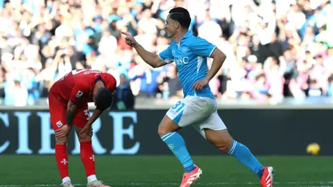 Napoli no le pierde pisada al líder Inter al vencer 2-1 a Fiorentina en la Serie A