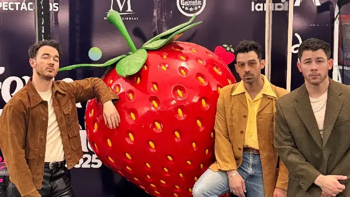 Jonas Brothers presumen jersey y revelan su amor por equipo del futbol mexicano
