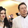Grimes le pide a Elon Musk que responda sus mensajes para atender la salud de su hijo