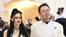 Grimes le pide a Elon Musk que responda sus mensajes para atender la salud de su hijo