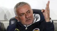 Fenerbahce defiende a Mourinho tras altercado con técnico de Galatasaray