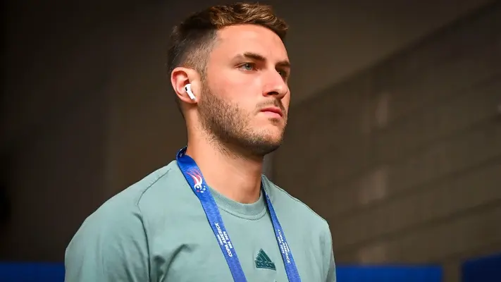 Santiago Giménez se 'rinde' ante el buen momento de Raúl Jiménez