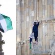Hombre escala el Big Ben en Londres con bandera palestina