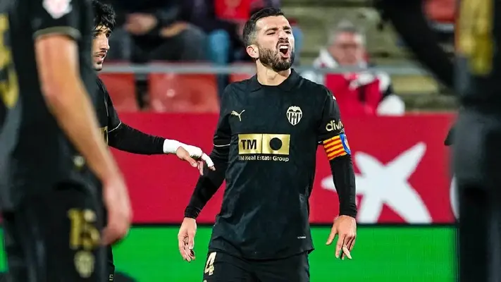 José Luis Gayà, jugador del Valencia, sufrió una luxación en su dedo y siguió jugando