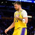 Lakers respaldan a Luka Doncic tras sufrir en sus tiros
