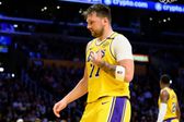 Lakers respaldan a Luka Doncic tras sufrir en sus tiros