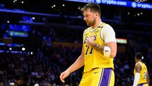 Lakers respaldan a Luka Doncic tras sufrir en sus tiros