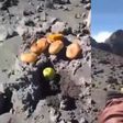 Hombre sube al cráter del volcán Popocatépetl para dejarle ofrenda por su cumpleaños