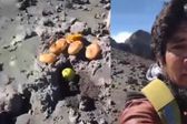Hombre sube al cráter del volcán Popocatépetl para dejarle ofrenda por su cumpleaños