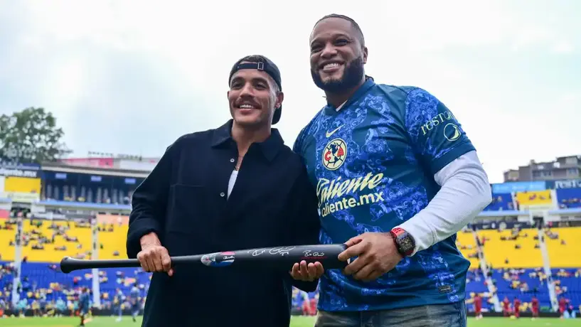 Robinson Canó, estrella de los Diablos Rojos de la LMB, recibió jersey de América