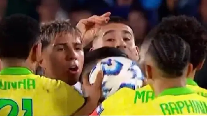 Otamendi confronta a Raphinha en pleno partido: "Habla menos"