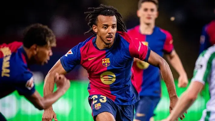 Koundé se estrena en la Kings League fallando penal