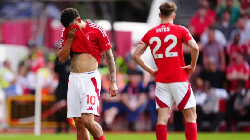 Propietario de Nottingham Forest baja a la cancha a reclamar a Nuno Espírito
