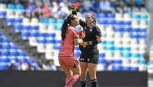Gaby Machuca sale entre lágrimas durante la aplastante victoria de Cruz Azul a Puebla