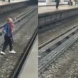VIDEO: Hombre intoxicado camina sobre las vías del Metro Tepito