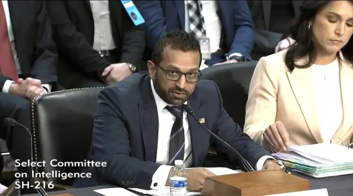 El director del FBI Kash Patel y su polémico festejo con el equipo de hockey de Estados Unidos