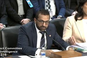 El director del FBI Kash Patel y su polémico festejo con el equipo de hockey de Estados Unidos