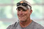 Demanda por difamación de Brett Favre contra el auditor de Mississippi seguirá adelante