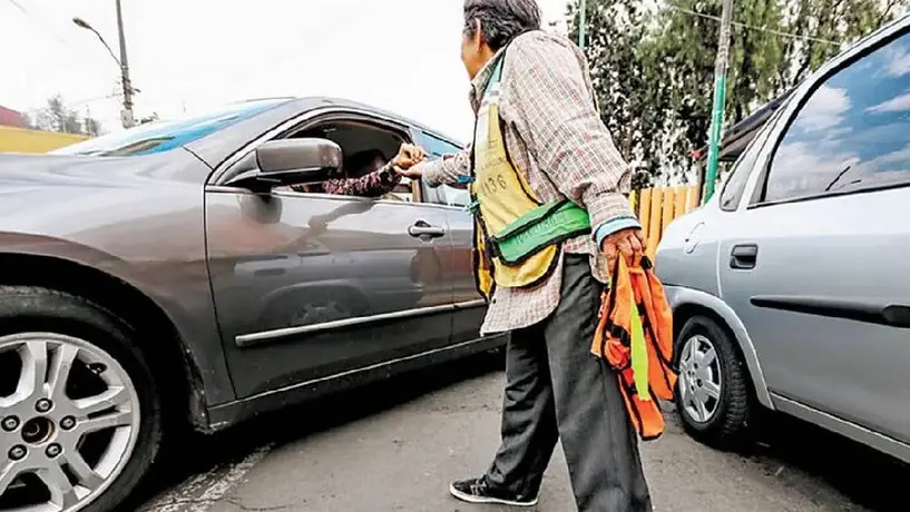 CDMX va contra los franeleros: buscarán cárcel para quienes aparten lugares en la calle