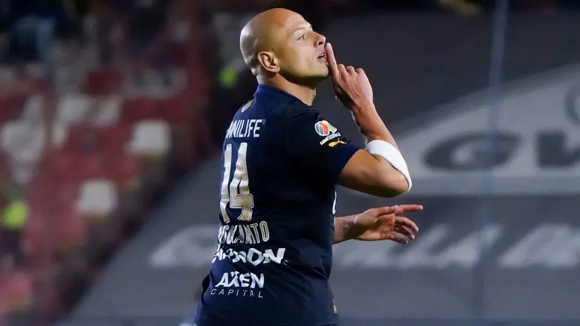 Chicharito Hernández marca gol, manda callar y desata las críticas en derrota de Chivas