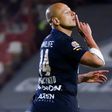 Chicharito Hernández marca gol, manda callar y desata las críticas en derrota de Chivas