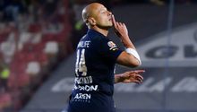 Chicharito Hernández marca gol, manda callar y desata las críticas en derrota de Chivas