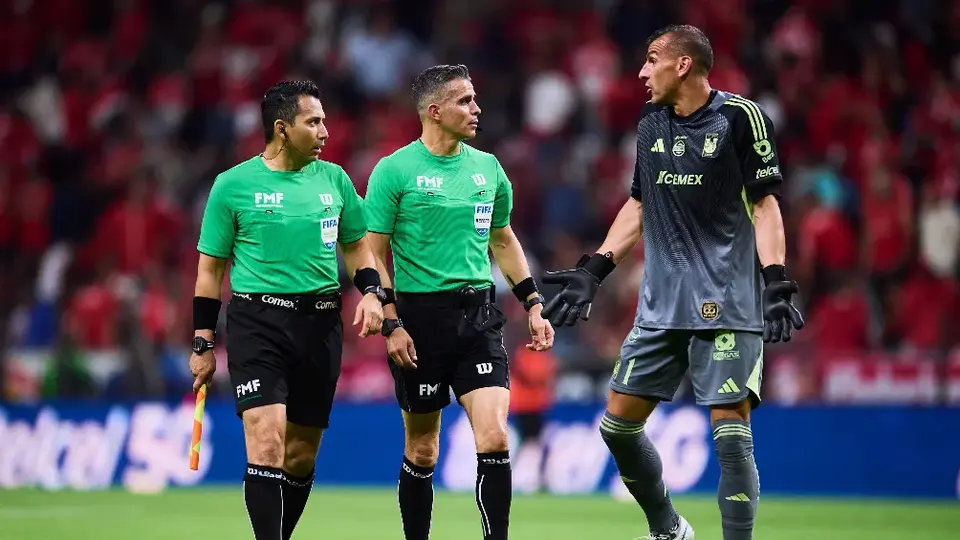 Nahuel Guzmán muestra su molestia ante los abanderados tras gol anulado de Tigres