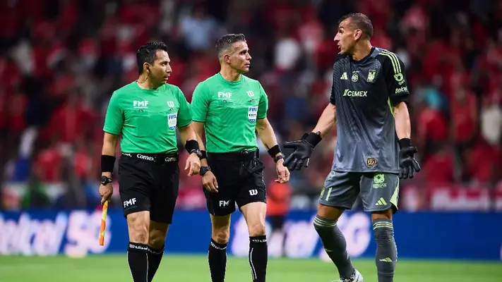 Nahuel Guzmán muestra su molestia ante los abanderados tras gol anulado de Tigres