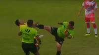 Árbitro se defiende de agresión con patada al estilo ‘karateca’ en el futbol peruano