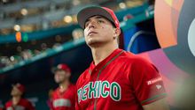 Luis Urías, pelotero mexicano, firma contrato con los Athletics de Oakland