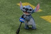 Stitch invade el campo del Caesars Superdome durante el Super Bowl LIX