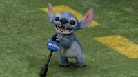 Stitch invade el campo del Caesars Superdome durante el Super Bowl LIX