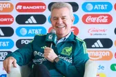 Javier Aguirre sobre el nivel de Santiago Giménez y Raúl Jiménez: “Bendito problema”