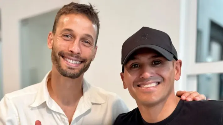 'Chupete' Suazo presume playera que Sergio Canales le regaló a su hijo