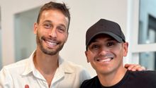 'Chupete' Suazo presume playera que Sergio Canales le regaló a su hijo