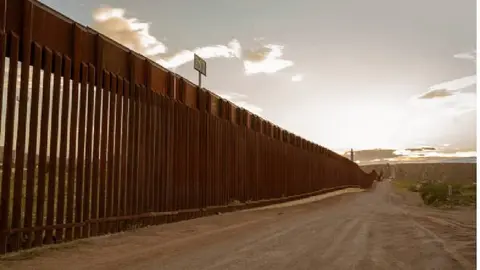 EE.UU. ampliará el muro fronterizo con México, según Kristi Noem