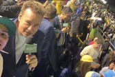 ¡El americanismo sí lo quiere! David Faitelson es arropado en la tribuna del Estadio Azulcrema