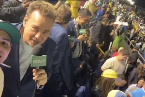 ¡El americanismo sí lo quiere! David Faitelson es arropado en la tribuna del Estadio Azulcrema