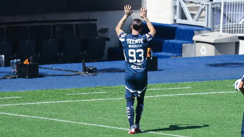 Sergio Ramos presume sus lujosas espinilleras previo a debut con Rayados de Monterrey