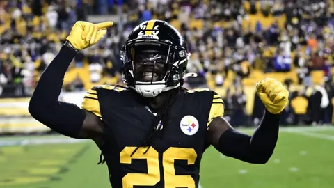 El corredor Najee Harris y el esquinero Donte Jackson pactan acuerdos con los Chargers