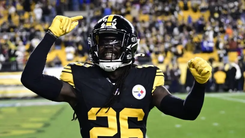 El corredor Najee Harris y el esquinero Donte Jackson pactan acuerdos con los Chargers