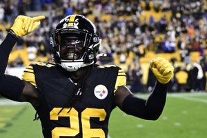 El corredor Najee Harris y el esquinero Donte Jackson pactan acuerdos con los Chargers