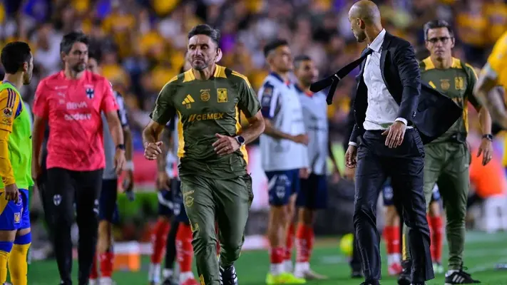 Clásico Regio: Guido Pizarro golpea a miembro del cuerpo técnico de Rayados; Gignac intervino