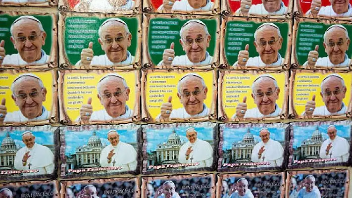 ¡Papa Francisco mejora! Vaticano informó que “se levantó y se sentó en su sillón para recibir tratamiento”